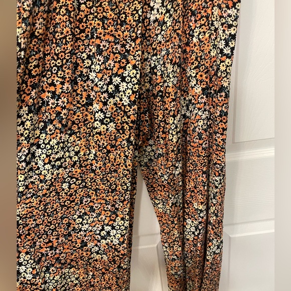 Floral pantsuit/romper, gently used, size s - Picture 3 of 8